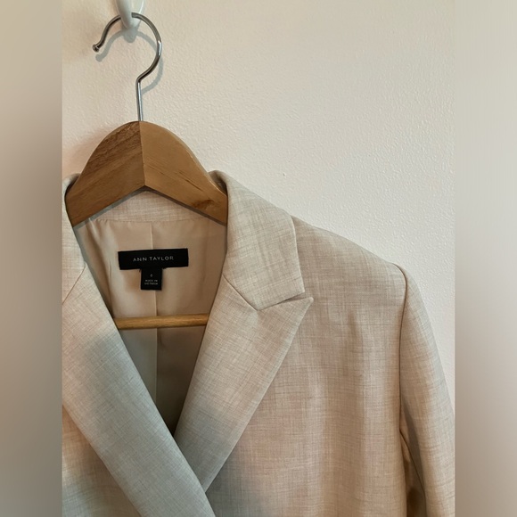 EUC Ann Taylor Cropped Blazer - Picture 3 of 3